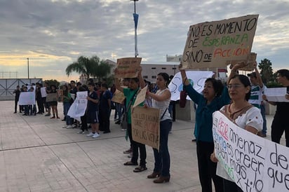 Con pancartas donde mostraron leyendas en pro del planeta, los manifestantes se congregaron en la explanada de la Plaza Mayor.