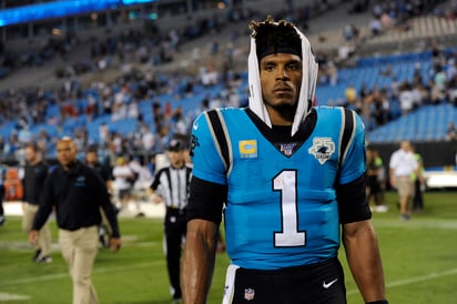 El mariscal de las Panteras, Cam Newton, tiene un esguince en un pie. (AP)