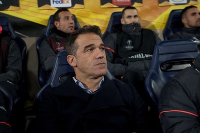 Luis García Plaza durante su estancia como técnico del Villarreal, en un partido de la Europa League. (ARCHIVO)