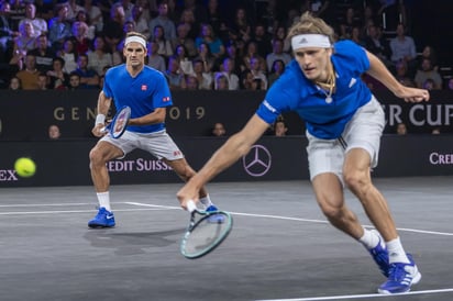 Roger Federer (i) y Alexander Zverev derrotaron 6-3, 7-5 a Jack Sock y Denis Shapovalov.