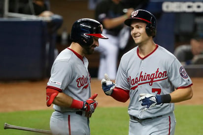 Adam Eaton (i) felicita a Trea Turner, quien pegó 2 jonrones en el juego. (AP)