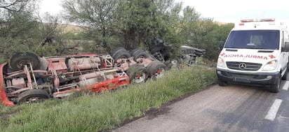 El chofer perdió el control de la pesada unidad. (EL SIGLO DE TORREÓN)