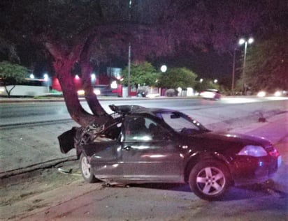 Al llegar a la altura de Viñedos perdió el control de su auto y se impactó de frente contra el camellón central, para después salir del camino y chocar con su parte posterior contra un árbol. (EL SIGLO DE TORREÓN)