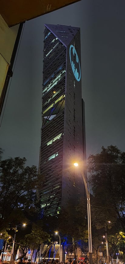 Batiseñal sobre Torre Reforma. (ESPECIAL)