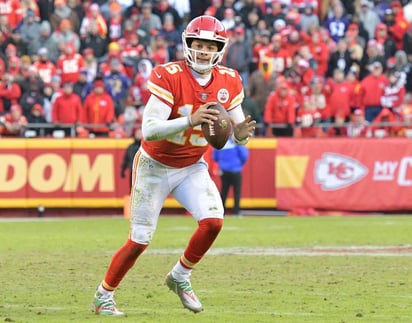 Los mariscales de campo Patrick Mahomes (i) y Lamar Jackson han tenido un excelente inicio de temporada.