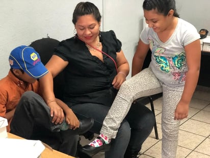 Mediante este programa de apoyo, los Padres de Familia pueden adquirir el calzado escolar de sus hijos a un costo de 68 pesos. (EL SIGLO DE TORREÓN)