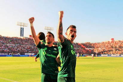 Brian Lozano (d) coronó su gran actuación al marcar un golazo de fuera del área que le dio la victoria a los Guerreros sobre San Luis.