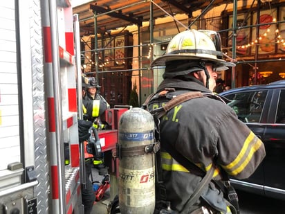 Se han movilizado ante el reporte de un fuerte incendio la mañana de este domingo en un hotel rascacielos de unas 50 plantas ubicado en el Times Square. (TWITTER)