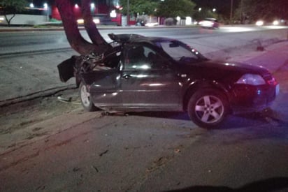 Por exceso de velocidad, conductor choca con camellón y árbol del Periférico Ejército Mexicano. (EL SIGLO DE TORREÓN)