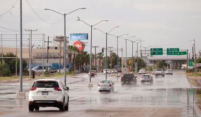 'Lorena' se degradó a depresión tropical y tocó tierra durante la madrugada de este domingo en Bahía Kino, en el noroccidental estado mexicano de Sonora, donde sigue propiciando lluvias muy fuertes, informó el Servicio Meteorológico Nacional (SMN). (EFE)