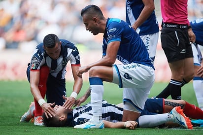 El central mexicano, tuvo un choque de cabezas en el partido entre Rayados y Puebla. (CORTESÍA)