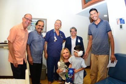 La presidenta honoraria del Sistema Nacional para el Desarrollo Integral de la Familia (DIF) Coahuila, Marcela Gorgón, realizó una visita a este hospital privado donde saludó a los seis niños que fueron implantados. (EL SIGLO DE TORREÓN)