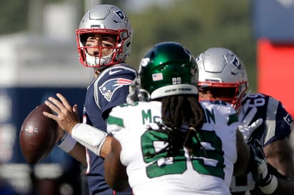 Brady completó 28 de 42 pases para 306 yardas y dos envíos de anotación. (AP)