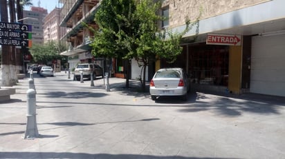 No solo aprovechan las áreas que quedaron sin bolardos en el Paseo Morelos para estacionarse, sino también otras que aún cuentan con estas protecciones. (EL SIGLO DE TORREÓN)