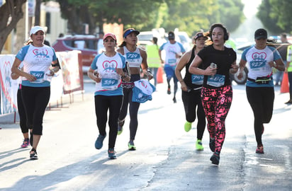 Una cantidad importante de participantes se adueñaron de las principales arterias viales de Torreón, para tomar parte en la primera edición de esta competencia que tuvo un éxito en cuanto a asistencia. (JESÚS GALINDO) 