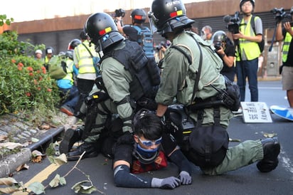 Manifestantes dejaron destrozos en centro comercial. (EFE)