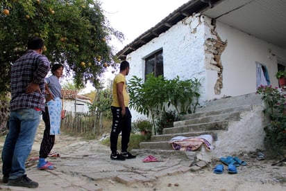 El sismo del sábado provocó daños en centenares de viviendas. (EFE)