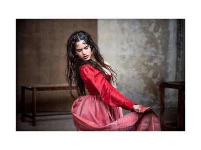 Artista. Rosalía se ha convertido en una de las cantantes más populares del momento, y no solo por su voz, sino por su estilo, en el que suele mezclar piezas o diseños atléticos o muy modernos con un toque flamenco. (EFE) 