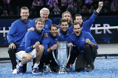 El equipo europeo celebra con la Copa Laver. (AP)