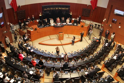 Los presidentes de la Mesa Directiva del Senado, Mónica Fernández, y de la Junta de Coordinación Política (Jucopo), Ricardo Monreal, descartaron hoy el uso de la fuerza pública contra los maestros que se manifiestan afuera de la sede legislativa. (ARCHIVO)