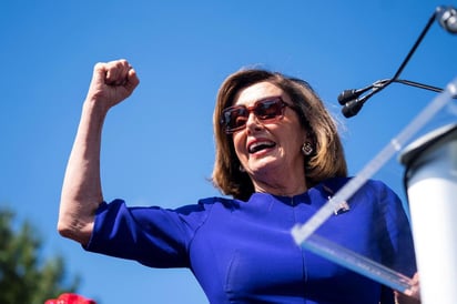 La presidenta de la Cámara Baja, la demócrata Nancy Pelosi, insinuó este martes la posibilidad de iniciar desde el Congreso un juicio político al presidente de EUA, Donald Trump. (EFE)