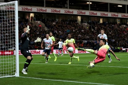 David Silva remata de media vuelta durante el juego de ayer, en el que Manchester City se impuso 3-0 al Preston North End. (AP) 