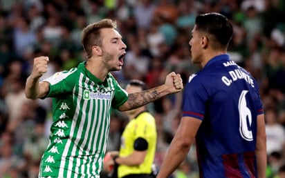 Lorenzo Morón celebra tras anotar uno de sus dos goles, en la victoria del Betis 3-1 sobre Levante. (EFE)