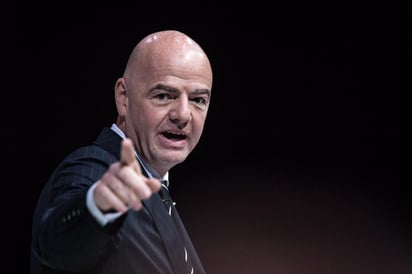 Gianni Infantino, presidente de la FIFA, habló fuerte contra las autoridades del futbol italiano. (ARCHIVO) 