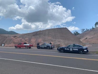 Elementos de la Policía Federal (PF) detuvieron a tres narcotraficantes que trasladaban varios kilogramos de goma de opio para la producción de heroína. (EL SIGLO DE TORREÓN)