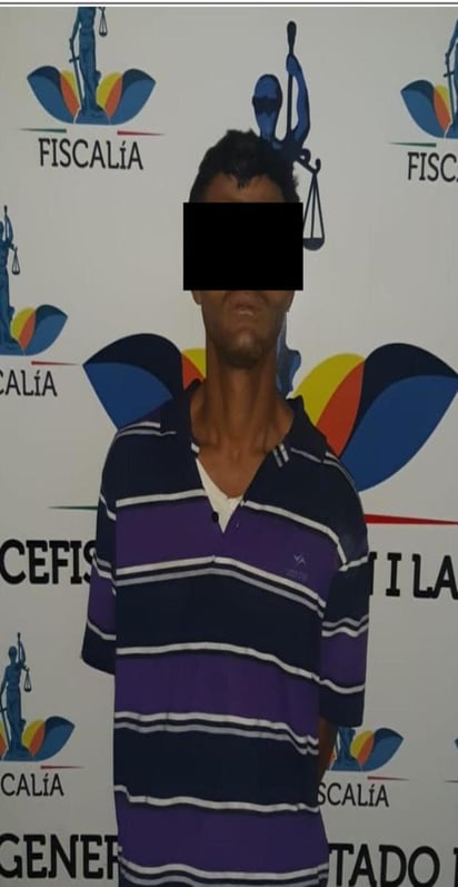 La mujer narró que el sujeto, un día antes, entró a la tienda de autoservicio, ubicado en la colonia El Refugio, donde es cajera, para despojarla de un teléfono celular, unas arracadas, así como aproximadamente $ 18,000 pesos de la tienda.
(ESPECIAL)