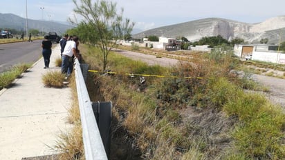 En el lugar se encontraba un hombre de 64 años quien les informó que sobre el canal se encontraba una cobija azul con gris con restos de un esqueleto en el interior. (EL SIGLO DE TORREÓN)