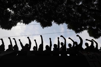 Los jóvenes también convocaron a participar en la marcha para exigir la presentación con vida de los estudiantes.