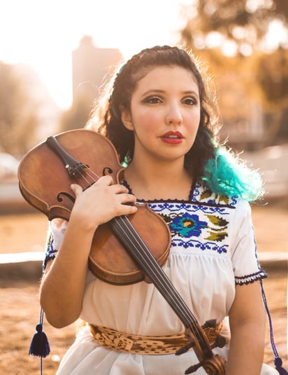 Talento lagunero. Actualmente la violinista Pamela Mireles se encuentra estudiando un doctorado en Artes Musicales en la University of Florida, School of Music. Hoy visita su región para ser parte del concierto inaugural de la Orquesta del Estado de Durango. (CORTESÍA) 