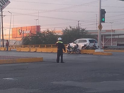 Los agentes estuvieron pendientes del tránsito vehicular desde muy temprano en puntos estratégicos para dirigir el tráfico. (EL SIGLO DE TORREÓN/CUAUHTÉMOC TORRES)