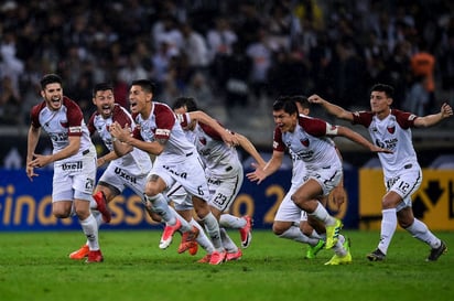 Los jugadores de Colón festejan tras ganar en penales en Brasil. (EFE) 