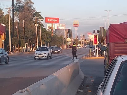 Elementos de Tránsito y Vialidad despliegan vigilancia en cruceros conflictivos de la ciudad. (EL SIGLO DE TORREÓN)