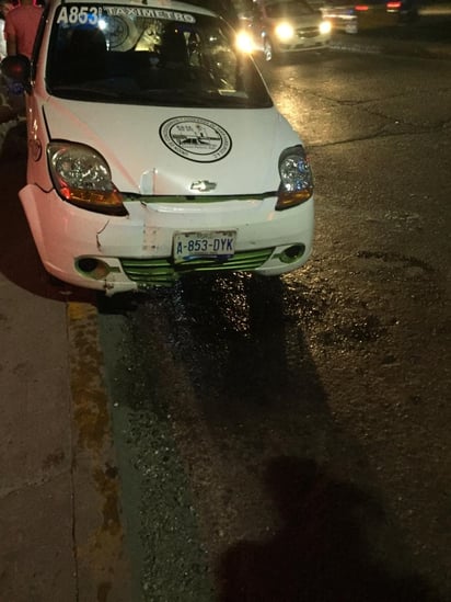 Vuelca taxista en el Periférico con cuatro pasajeros a bordo, entre ellos un menor de edad. (EL SIGLO DE TORREÓN)