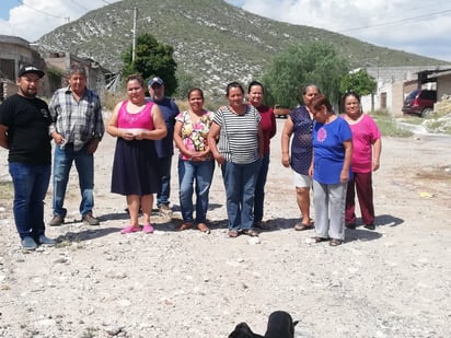 Habitantes de Lerdo San Isidro piden al Municipio la regularización del servicio de agua potable. (EL SIGLO DE TORREÓN/EDITH GONZÁLEZ)