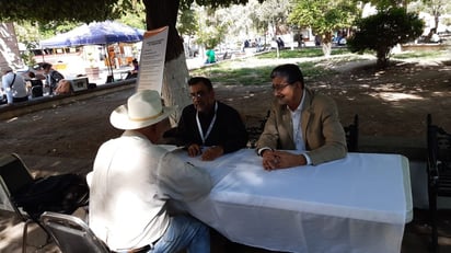 La Fiscalía Anticorrupción colocó mesas receptoras de denuncias en la Plaza de Armas. (FABIOLA P. CANEDO/EL SIGLO DE TORREÓN)