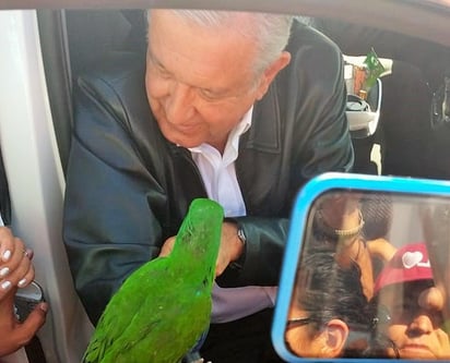 Fue en punto de las 10:30 horas que el mandatario arribó en vuelo comercial a la ciudad de Torreón, pero desde una hora antes lo esperaban ya en el Aeropuerto Internacional Francisco Sarabia. (EL SIGLO DE TORREÓN)