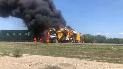 El vehículo nodriza, transportaba autos último modelo y tras el impacto, las tres unidades comenzaron a incendiarse. (ESPECIAL)