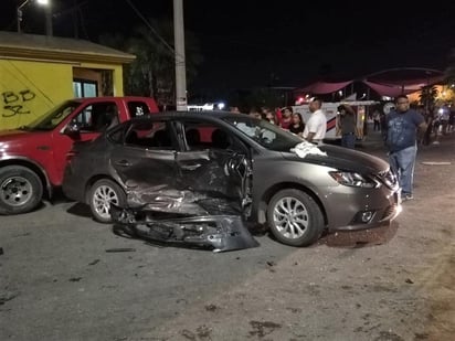 La conductora del Bora circulaba a alta velocidad por el bulevar Sánchez Madariaga, y a la altura de la plaza del Dorado se impactó con un Sentra. (EL SIGLO DE TORREÓN)