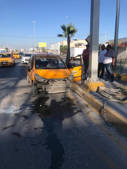 Taxista se accidenta al salir del desnivel; pasajera resultó herida.