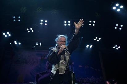 Bruce Dickinson tomó su sombrero de charro para darle la bienvenida a los metaleros que abarrotaron el Palacio de los Deportes. (ARCHIVO)