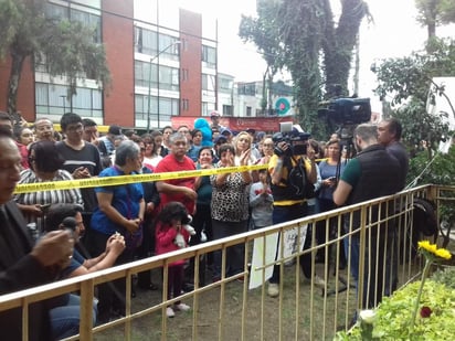 Algunas personas llevaron arreglos florales mientras cantaban algunas de las canciones que hizo famosas José José, quien vivió en esta colonia. (ESPECIAL)