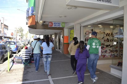 Señalan que hay comerciantes ambulantes y semifijos que obstruyen irresponsablemente las bocacalles y corredores peatonales, haciendo más complicada y riesgosa la movilidad en el sector. (ARCHIVO)