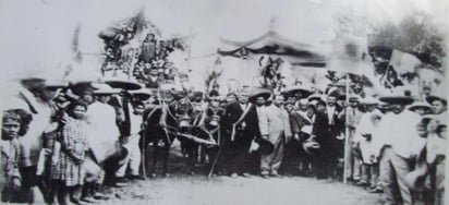 Desfile Antirreeleccionista y conmemorativo de la Independencia Nacional, realizado por la Junta Patriótica de Gómez Palacio, el 16 de septiembre de 1910. Al frente, de bastón, don Dionisio Reyes, a su lado, Juan Pablo Estrada Lozano. Archivo Lorena Patricia E. Elizondo Estrada.