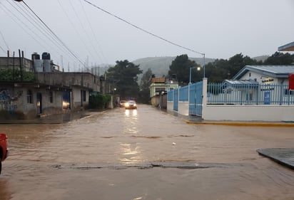  Las fuertes lluvias de la Tormenta Narda, que por más de 48 horas han golpeado a Oaxaca, ya dejaron un muerto y la suspensión de clases en escuelas de educación básica en al menos tres municipios. (NOTIMEX)