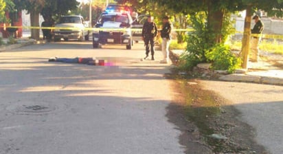 Habitantes de dicho sector habitacional reportaron que en medio de la carretera, sobre la calle Primera de Tiro y avenida Quinta, estaba un joven tirado sobre un charco de sangre. (EL SIGLO DE TORREÓN)