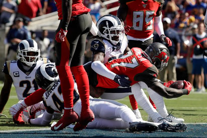 Los Bucaneros de Tampa Bay se llevaron la victoria 55-40 a los Rams de Los Ángeles. (AP)